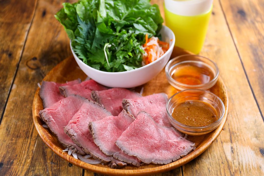 野菜と食べるローストビーフ Thịt bò nướng ăn kèm rau