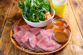 野菜と食べるローストビーフ Thịt bò nướng ăn kèm rau