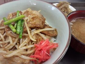 豚のしょうが焼き丼（みそ汁付き）