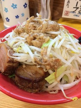 ブタメン（写真はヤサイ増し・アブラ増し）