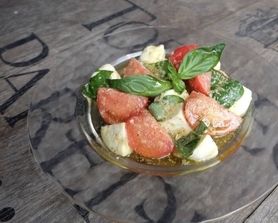 【APPETIZER】フルーツトマトとモッツァレラブッフォラのカプレーゼ