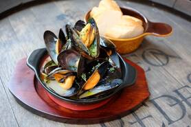 【APPETIZER】カナダ直送！ムール貝の白ワイン蒸し