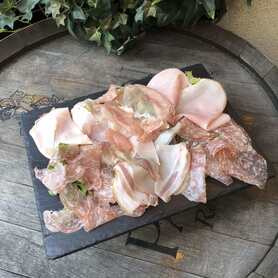 【APPETIZER】生ハムとサラミの盛り合わせ