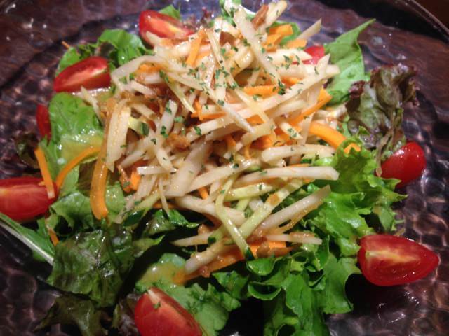 青パパヤーのサラダ