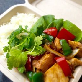 1日前までの予約制テイクアウト「ガイパットキン」鶏肉の生姜炒め