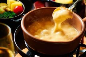 ポンデケージョで食べる　チーズフォンデュ