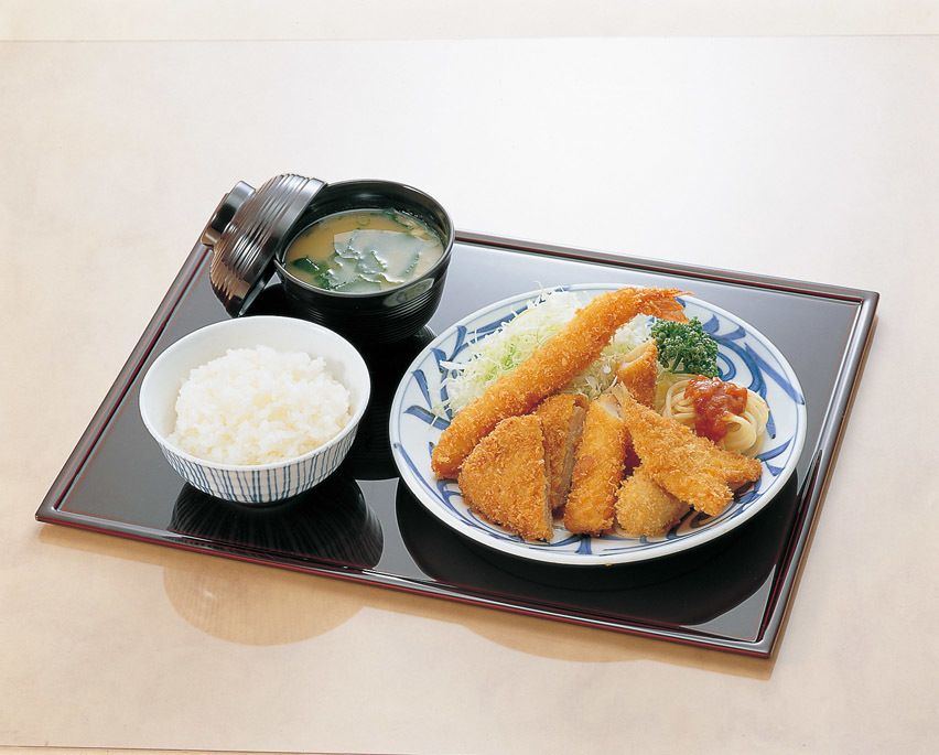 ミックスフライ定食（１600円）