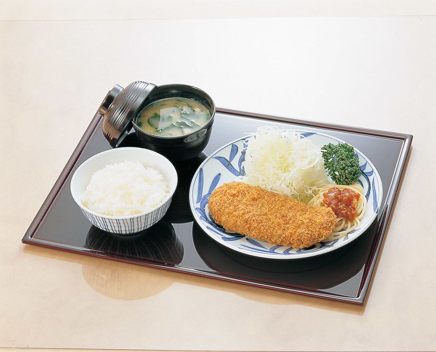 鳥カツ定食（1430円）