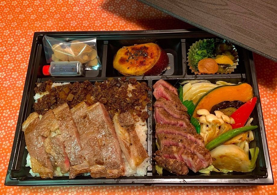 エイジングビーフ肩ロース＆フィレステーキ弁当（¥3,500）