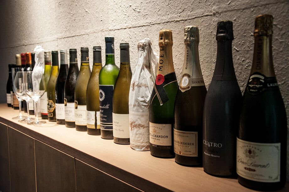 寿司に合わせたワイン・シャンパンも揃えております。（ボトル￥5000～）
