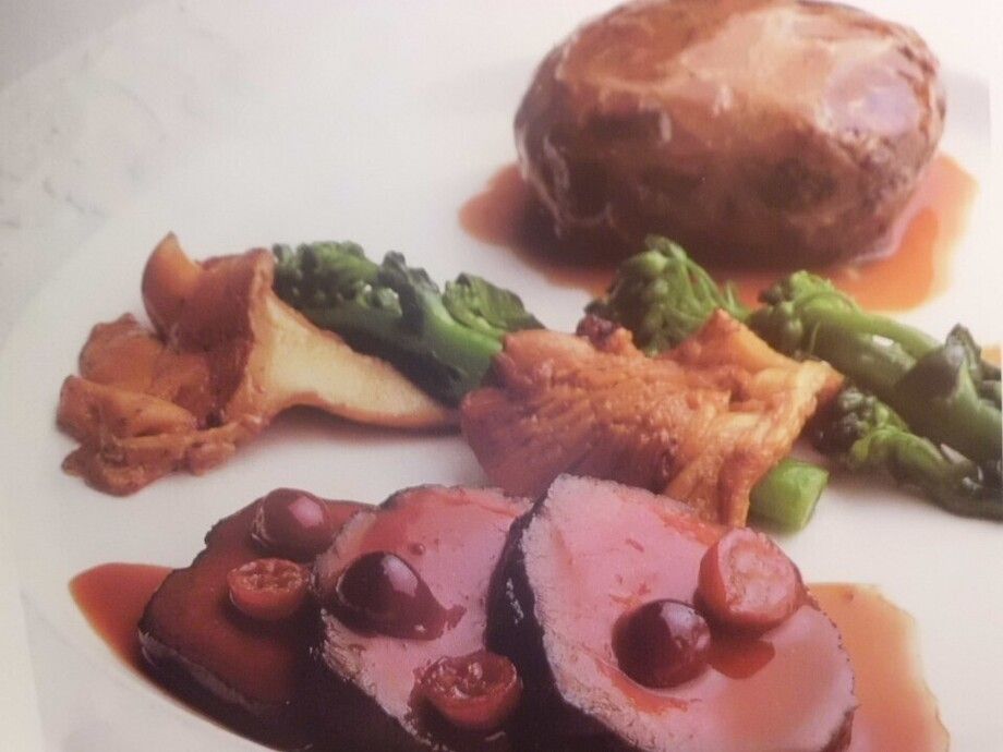 蝦夷鹿ロース肉のタリアータとその肝の入ったグリーヴェ