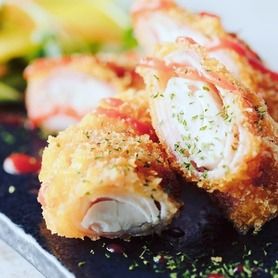 河豚のベーコン巻きフライ梅肉ソースで