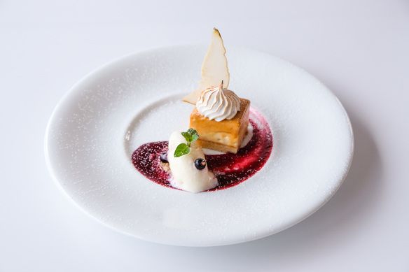 洋ナシとキャラメルのムースデュオ メレンゲのアイスクリーム　青森産のカシスを添えて