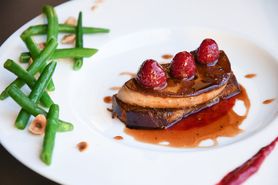  フランス産　鴨フォアグラのポワレ 甘酸っぱいラズベリーソース