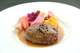 黒毛和牛フィレ肉のポワレ　スパイシーなジューソース 秋の小さなアロマティック野菜　ドフィーヌ風グラタンと共に