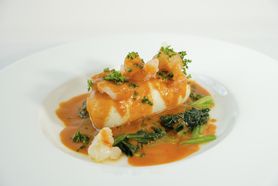 リヨン風スズキの軽いクネル オマール海老添え ソースアメリケーヌ