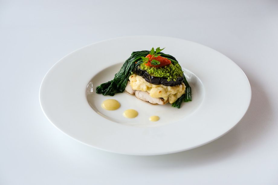 男鹿半島バショウカジキのポワレ　ソースモルネー ハーブの香る秋ナスのソテー　オレンジ風味のトマトを添えて