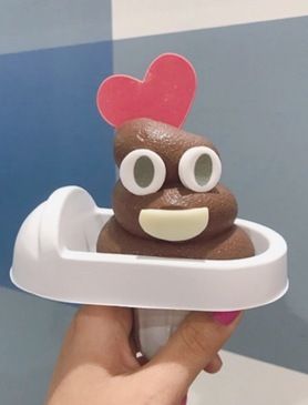 【うんちっちソフトクリーム】（写真はラビットバージョン）