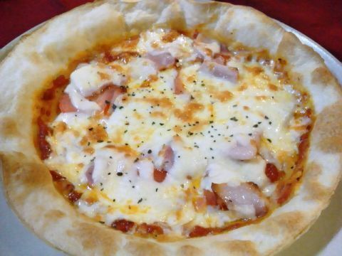 ベーコンとトマトのピッツァ