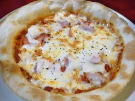 ベーコンとトマトのピッツァ