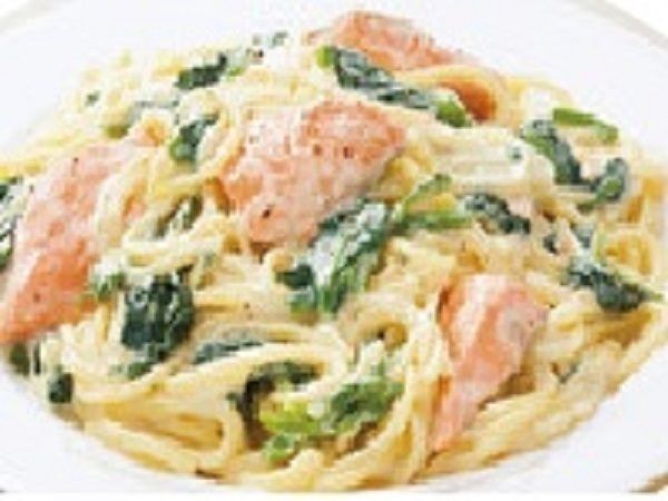 サーモンとホウレン草のクリームパスタ