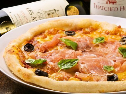 生ハムとバジルとオリーブのピッツァ