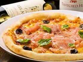 生ハムとバジルとオリーブのピッツァ