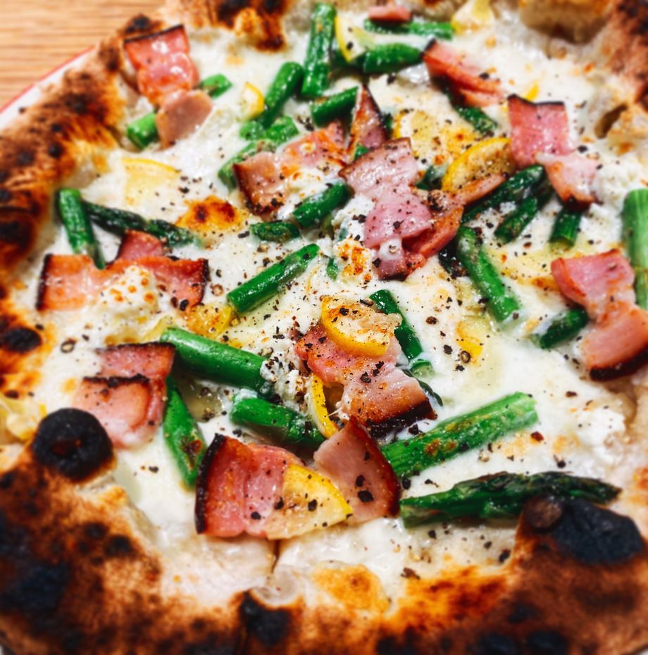 アスパラ・スモークベーコン・レモンのピッツァ（1600）