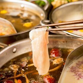 【ランチ予約限定】2種の薬膳出汁で楽しむ　女子会薬膳火鍋コース（美桜鶏）