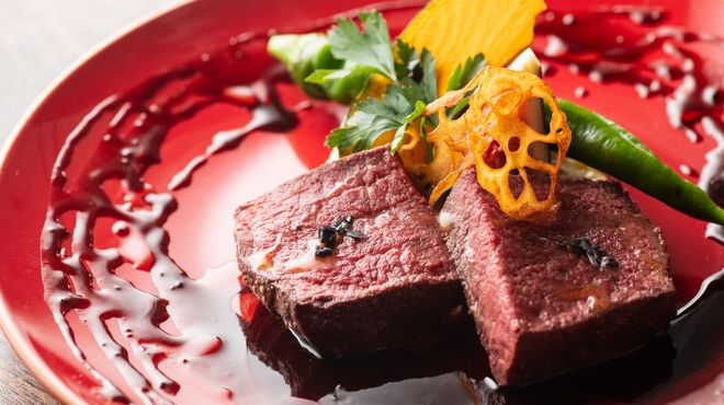 【肉料理】蝦夷鹿ロースの低温ロースト、四季の仕立てで（￥３，８００）