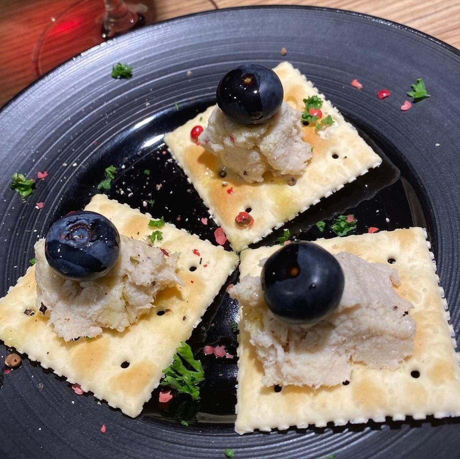 『本日の自家製リエットのカナッペ』（400〜500）