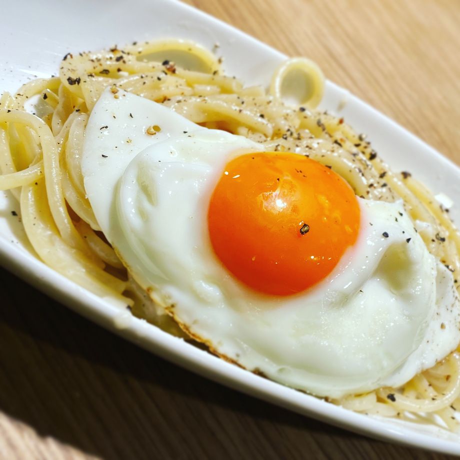 『カチョエペペの目玉焼きのせ』（1800）