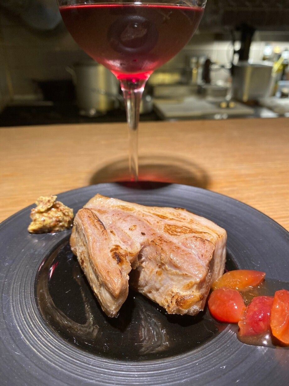 『カムイ豚の蒸し煮〜サクランボのマルメラータ添え』（1000）