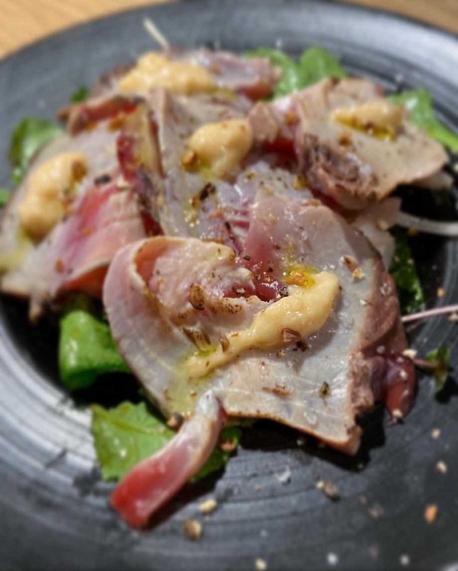 『気仙沼産カツオを使った炙りカツオのサラダ』（800）