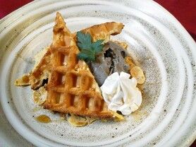 焼き立てワッフルの黒ゴマジェラード添え