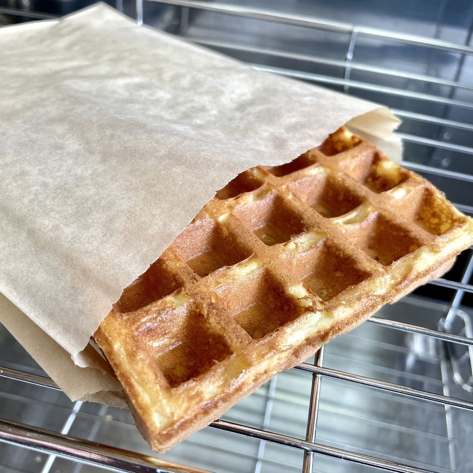 TAKEOUT ワッフル4枚セット。ピュアメイプルシロップ付き（プレーン1000yen ミックス1400yen）