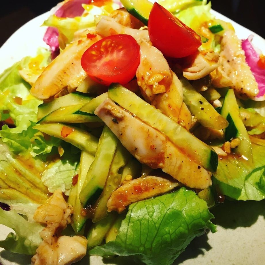 蒸し鶏ときゅうりのピリ辛サラダ（¥520）