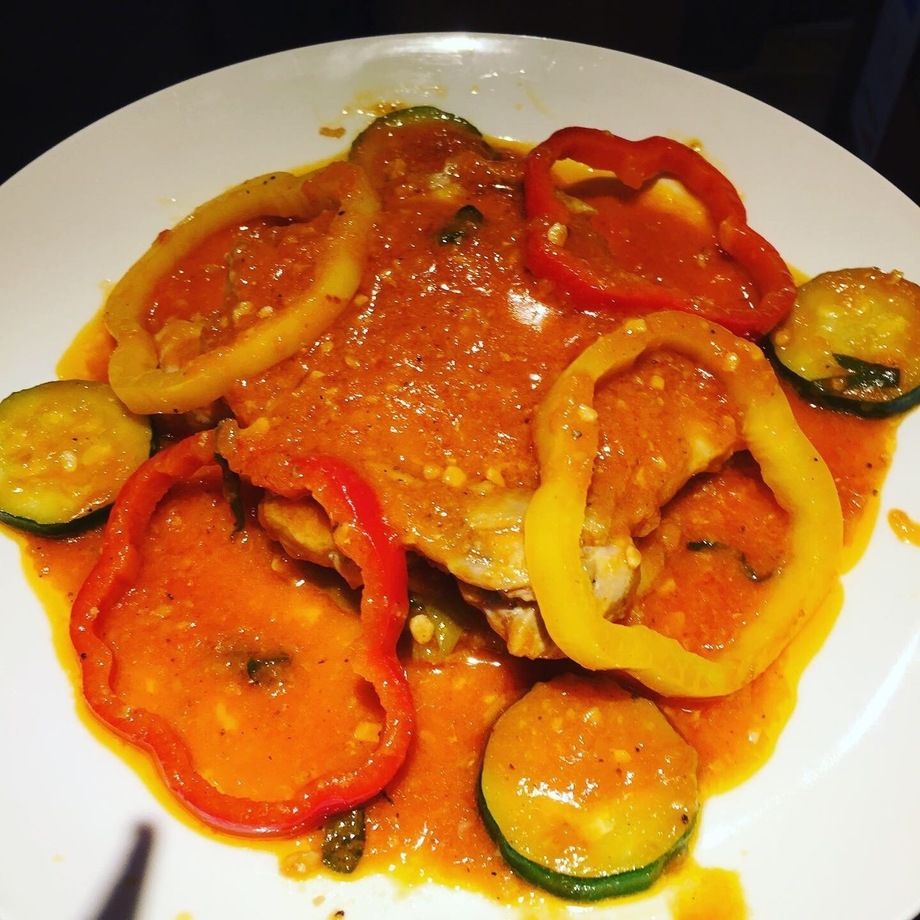 森林鶏モモ肉のソテー ポモドーロソース セージ風味（¥980）