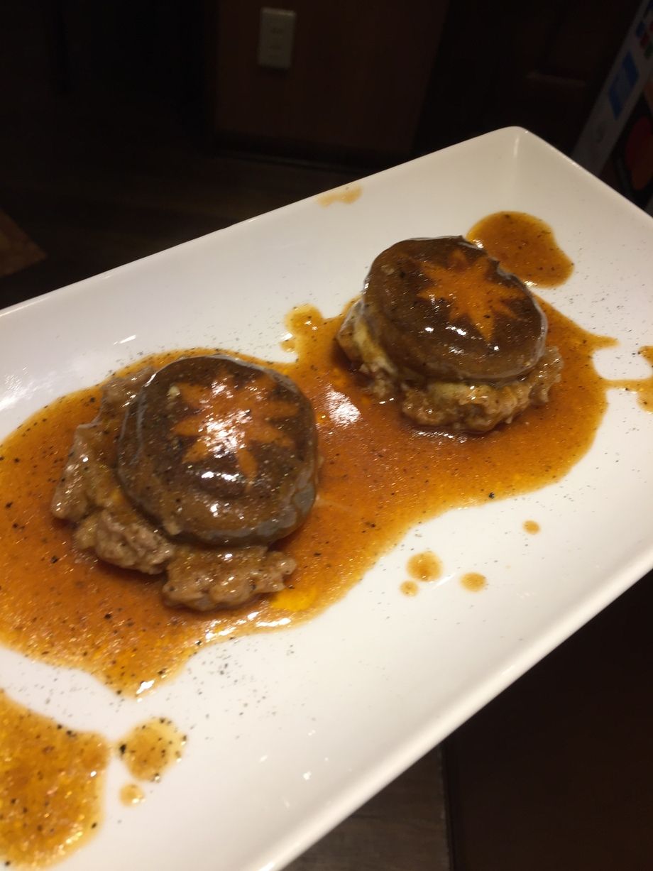 椎茸のチーズ＆ビーフハンバーグ詰め（¥580）