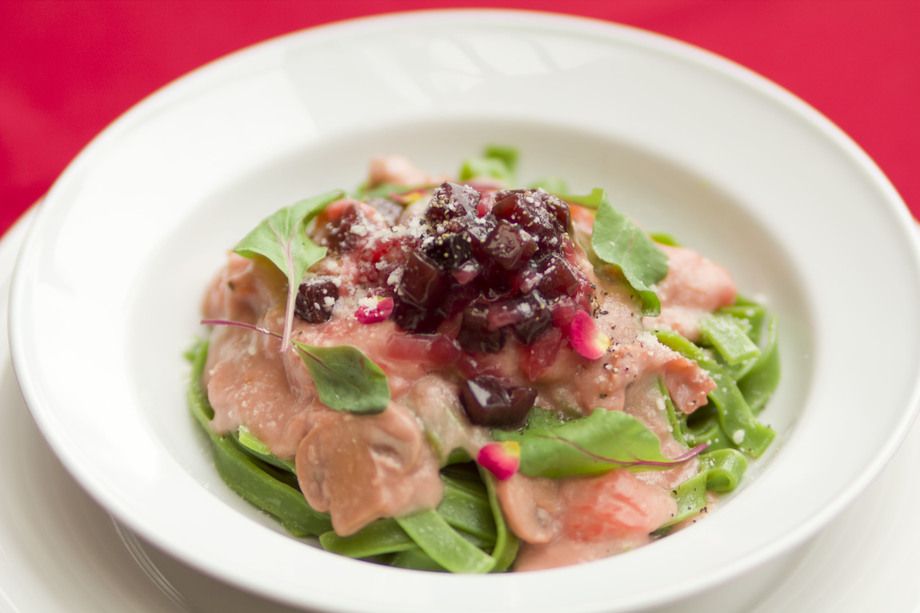 高山村特産ビーツとシーフードの生クリームパスタ（￥１，２００（税込））