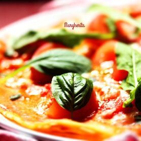 自家栽培スイートバジルとトマトのマルゲリータ