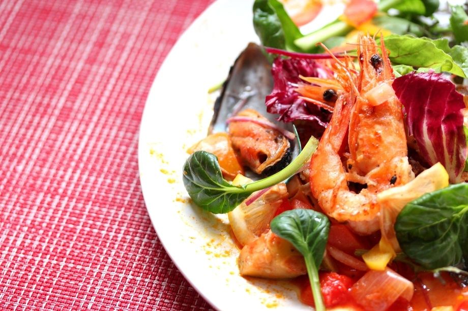 天然有頭海老と魚介の香草焼き　カポナータソース（1550）