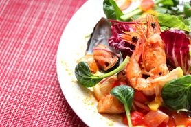 天然有頭海老と魚介の香草焼き　カポナータソース