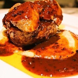 特大のフォアグラ100g超とシャトーブリアン300gを用いた一生に一度は召し上がって頂きたいロッシーニ（3880円）