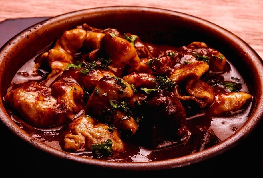 自家製赤ワインデミのモツ煮込み（390円　赤ワインと牛スジを煮込んで仕上げたデミグラス）