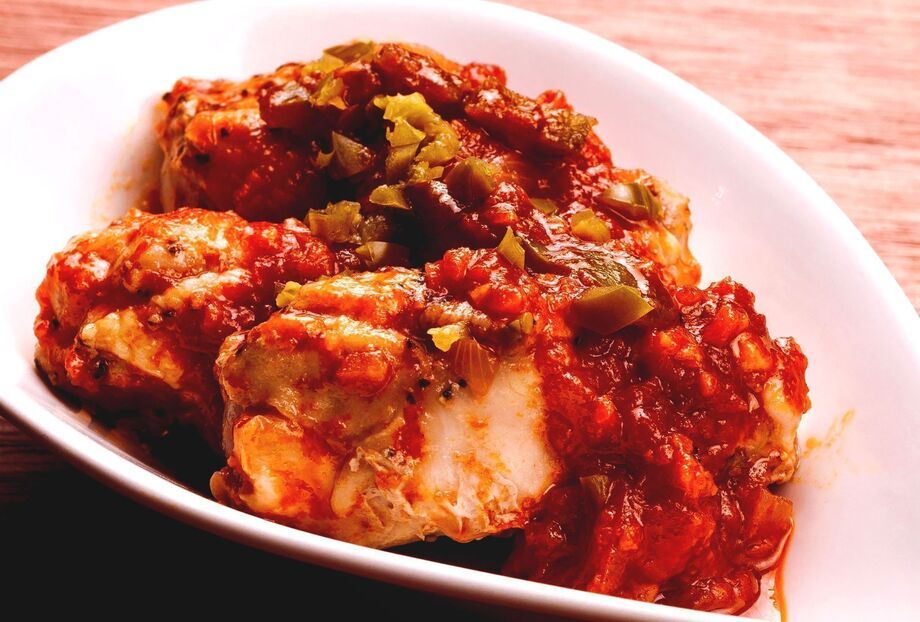 手羽元のチリトマトソース煮込み（490円　たっぷり野菜とハラペーニョのアクセントが抜群）