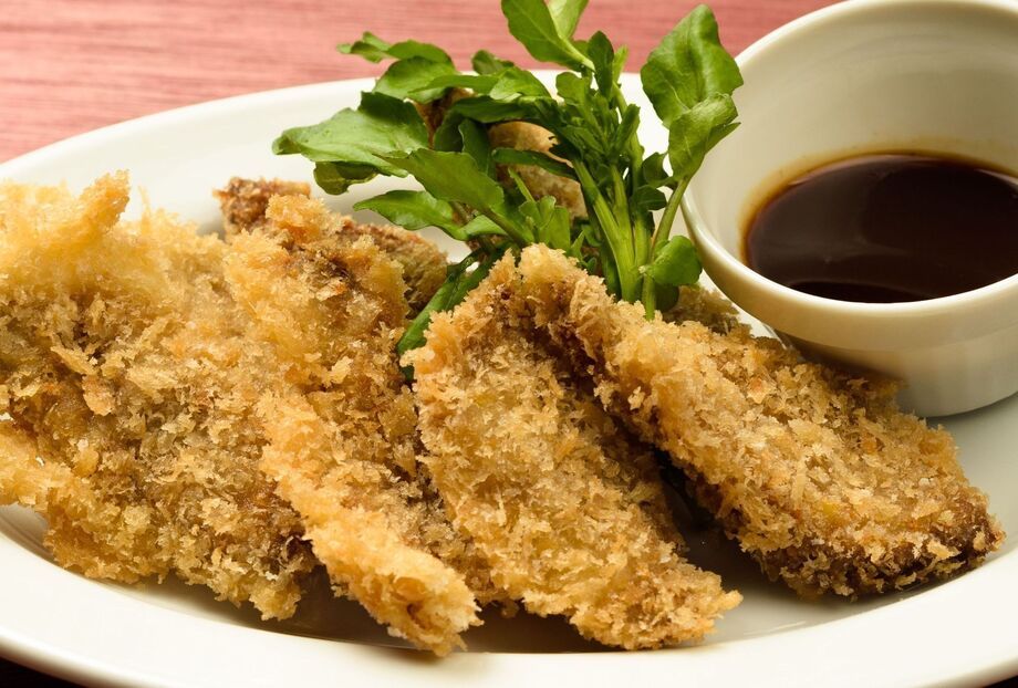 生レバカツ（490円　生食出来るほど新鮮なレバー）