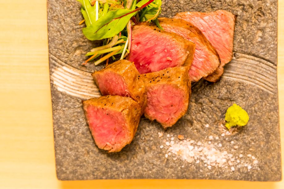 【8,000円コース／全12品の旬の鮮魚や黒毛和牛メス牛の赤身ステーキを織り交ぜたお料理】（8,000円（税別））