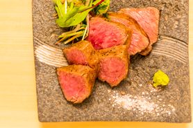 【8,000円コース／全12品の旬の鮮魚や黒毛和牛メス牛の赤身ステーキを織り交ぜたお料理】