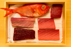 【12,000円コース／全13品の旬の鮮魚や黒毛和牛メス牛、お任せ握りなどを交ぜたお料理】